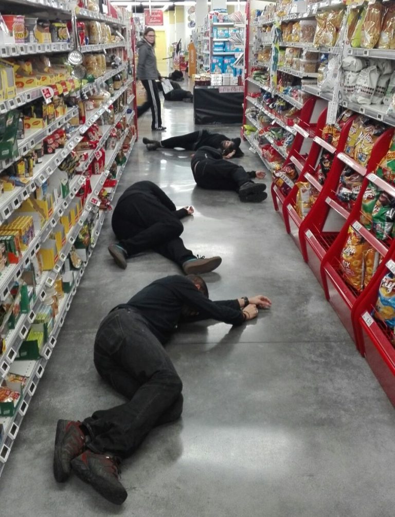 Ekintza egin dugu Iruñean, jai egunetan irekitzearen aurka