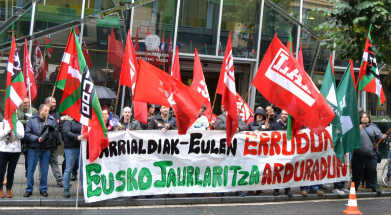 Larrialdietako Osasun Garraio Sareko langileek protesta egin dute