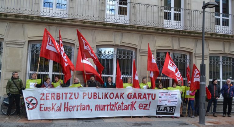 Enplegu publiko duin eta egonkorra aldarrikatu dute Gasteizko Legebiltzarraren aurrean