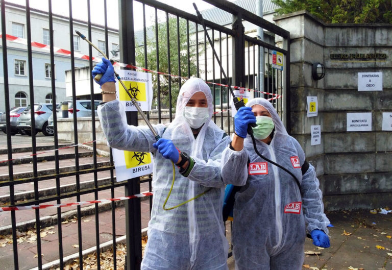 Osakidetzak kontratazioan egin ohi duen iruzurra salatu dute Gasteizen