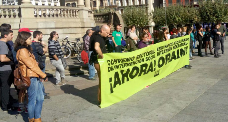 Esku hartze sozialeko langileak lan baldintza duinak eskatu dituzte Iruñean