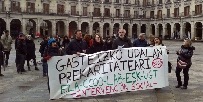 Gasteizko udalaren erasoak salatu dituzte gizarte langileek