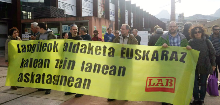 Aldaketa euskaraz egiteko garrantzia aldarrikatu dugu