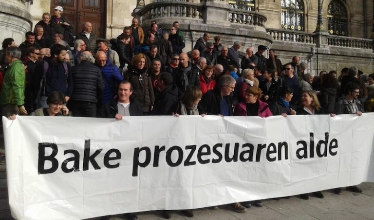 Euskal Herriak merezi duen bakea eraikitzeko unea dela berretsi du Etxaidek