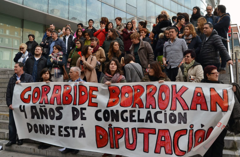 Gorabide elkarteko langileek mobilizazioei ekin diete