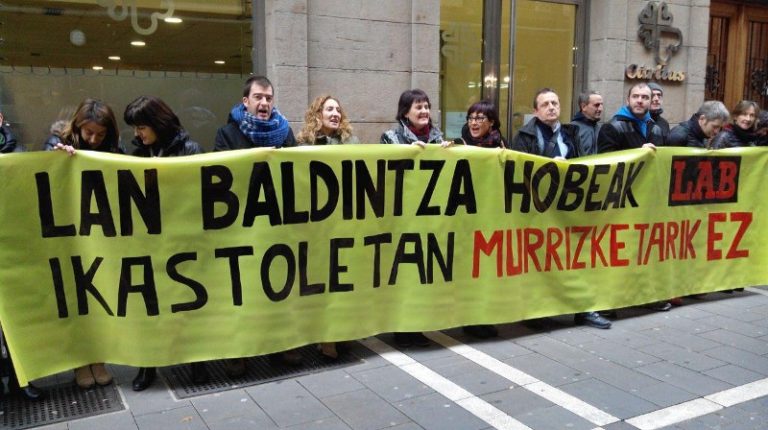 Nafarroako Ikastolen Elkarteak egindako proposamena atzera bota dezan eskatu dugu