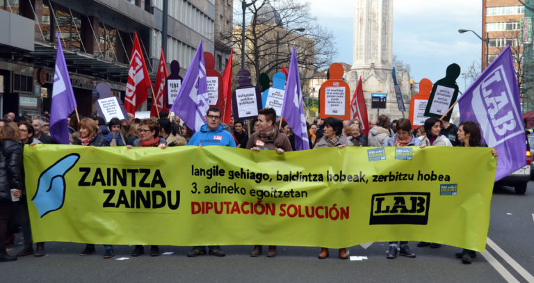 Bizkaiko egoitzetako langileek konponbidea eskatu diote Foru Aldundiari