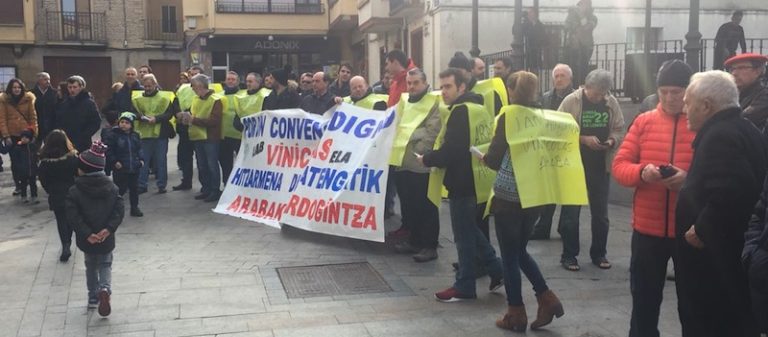 Trabajadoras y trabajadores del sector del vino se concentran en favor del convenio