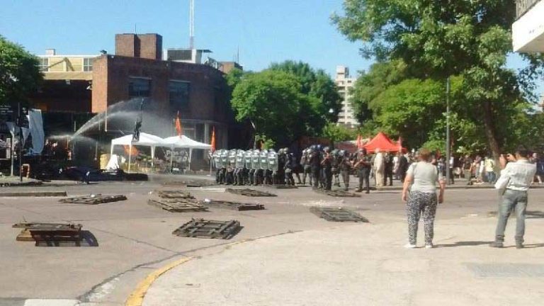 Argentinako Clarín enpresak planta grafikoa itxi ostean langileek lan zentroa okupatu dute lanpostuen defentsan