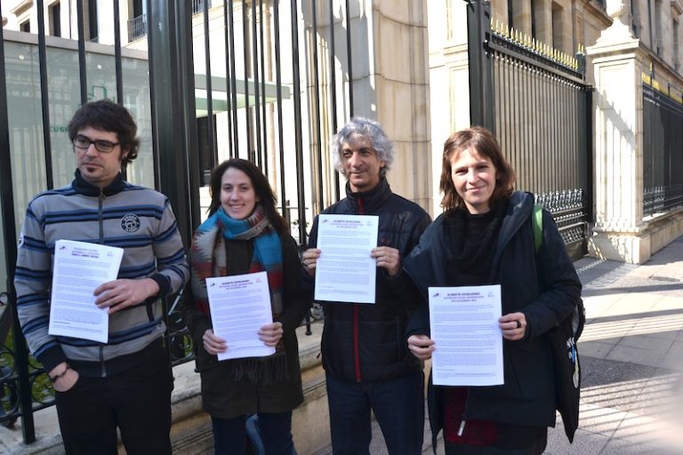 Gasteizko Legebiltzarrean erregistratu ditugu Eskubide Sozialen Kartaren aldarrikapenak