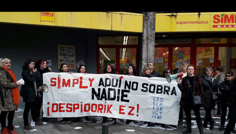 Enpleguaren alde mobilizatu dira Simplyko langileak Galdakaon