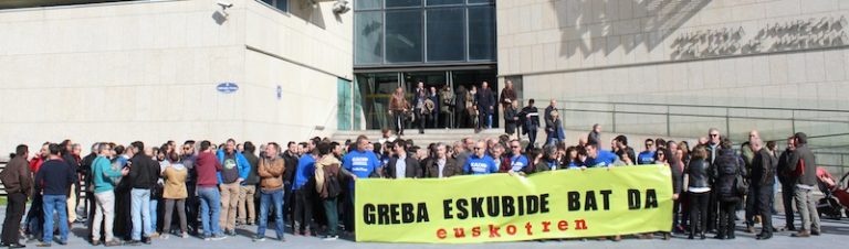Trabajadoras y trabajadores de Euskotren defienden el derecho a la huelga frente al juzgado