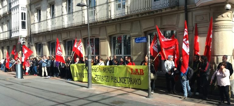 Gasteizko Legebiltzarraren aurrean bildu gara, zerbitzu publikoen defentsan