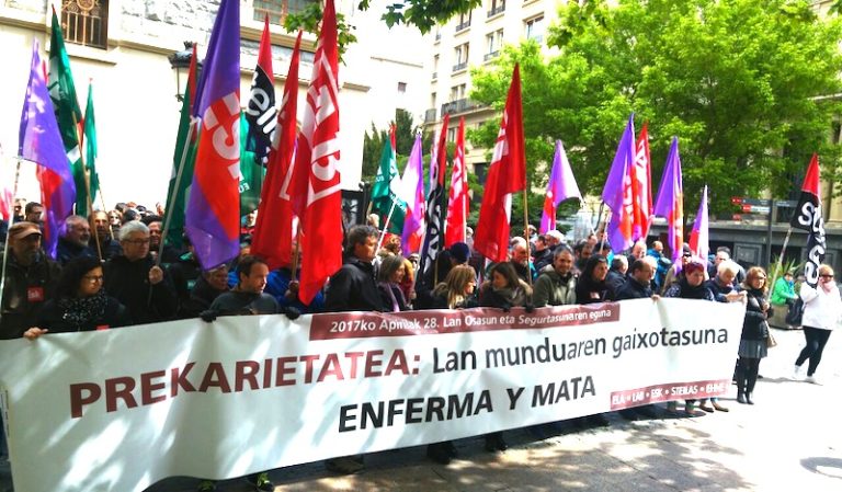 Prekarietateak gaixotu eta hil egiten duela salatu dugu Gasteizen, SEA patronalaren aurrean