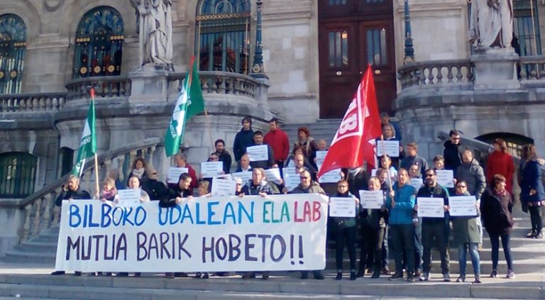 Bilboko Udaleko langileek elkarretaratzea egin dute “Mutualitate barik askoz hobeto” lemapean