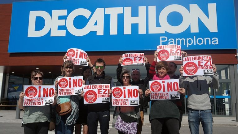 Jai egunetan irekierarik eta erosketarik ez egiteko eskatu dugu