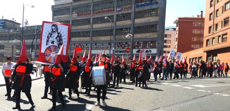 Enpleguaren aldeko prozesioa egin dute Simplyko langileek