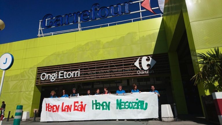 Hirugarren greba eguna egin dute Carrefour Oiartzunen