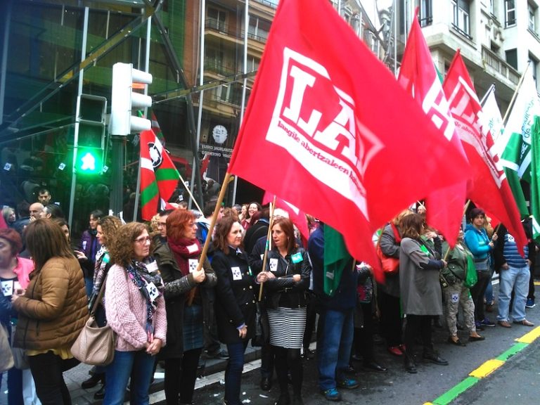 Osakidetzaren pribatizazioen aurka egin dugu protesta