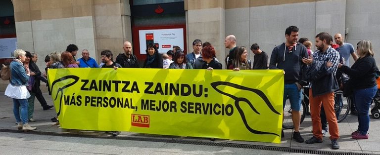 Gizarte zerbitzuak hobetzeko langile gehiago behar direla aldarrikatu dugu Nafarroako Gobernuaren aurrean