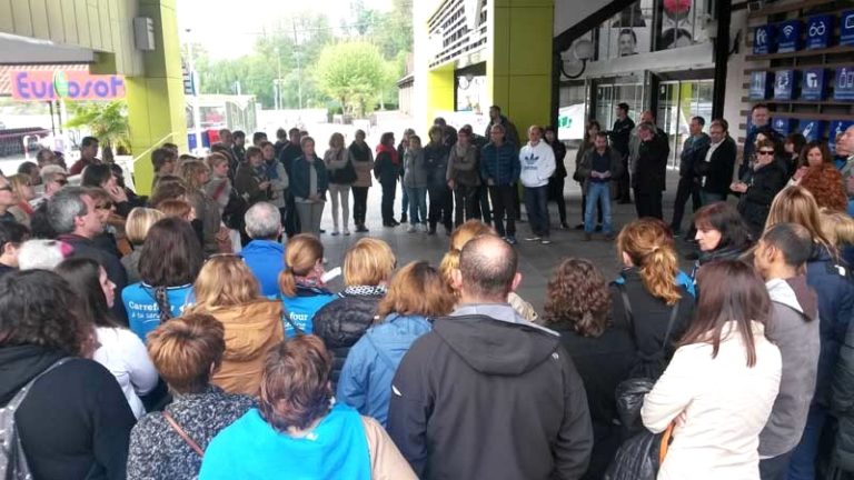 Enpresak ez duela benetako negoziazio bat abiatu nahi salatu dute Carrefour Oiartzungo langileek