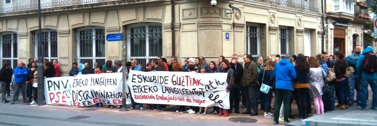 Etxeko langileen eskubideak aldarrikatu ditugu Gasteizen, Eusko Legebiltzarraren aurrean
