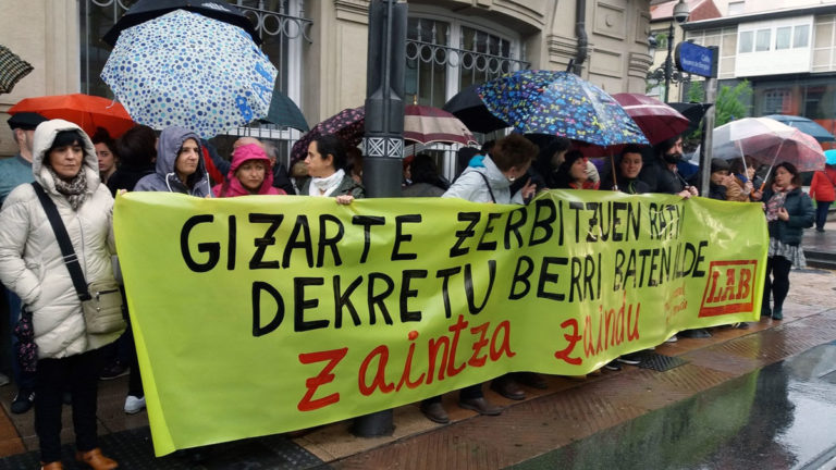 Zerbitzu sozialetako ratioen hobekuntzarekin lotutako konpromisoak ez betetzeagatik mobilizatu gara Parlamentuan