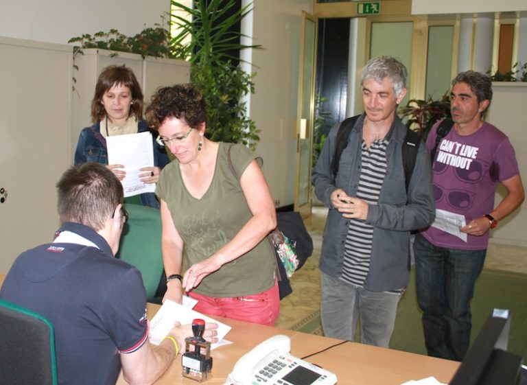 Registro del documento en el Parlamento de Gasteiz.