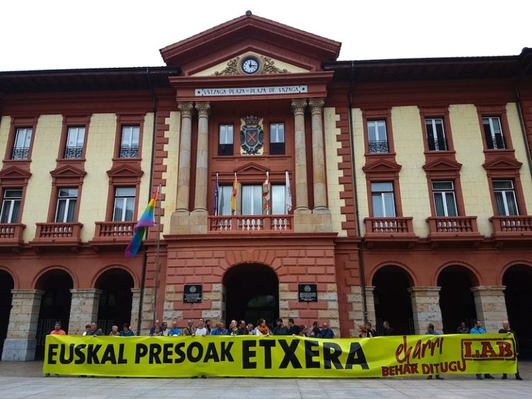 Nos hemos concentrado en Eibar para pedir la vuelta a casa de las y los presos y exiliados