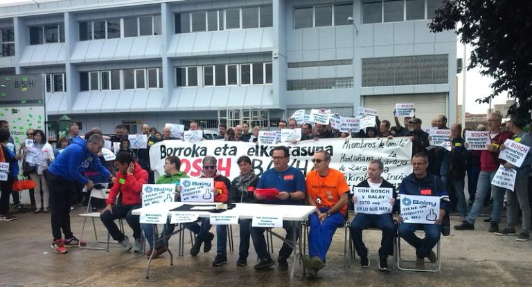 Trabajadores y trabajadoras de BSH Bosch de Gasteiz, Ezkirotz y Zaragoza comparecen en defensa de sus puestos de trabajo