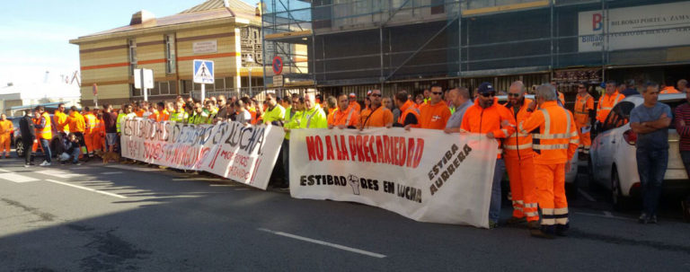 Santurtziko eta Pasaiako 700 zamaketariren kaleratzea salatu dugu