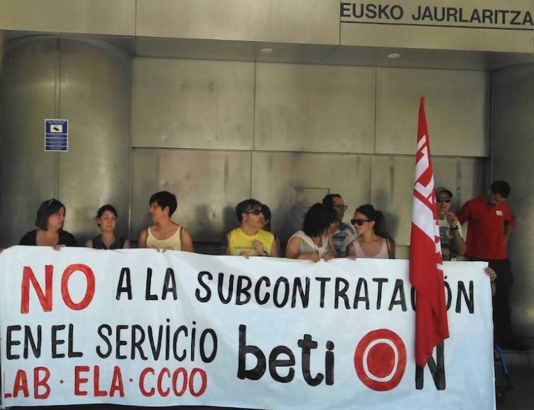 Telelaguntza zerbitzuko langileek Jaurlaritzaren aurrean egin dute protesta