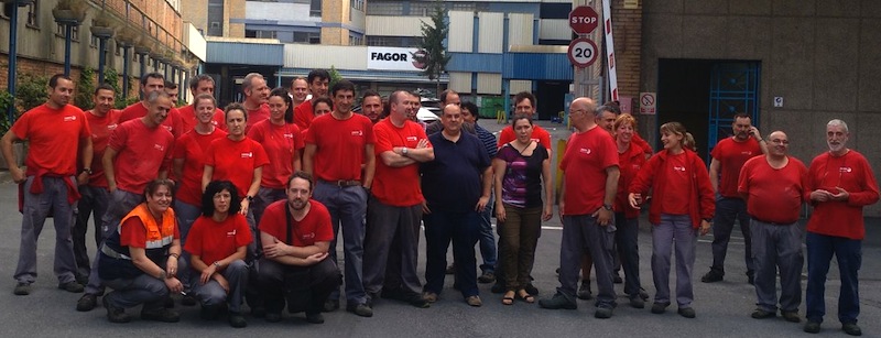 Trabajadores y trabajadoras de la planta de Basauri.