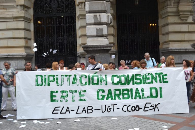 Trabajadoras y trabajadores de Garbialdi se concentran frente a la diputación de Bizkaia