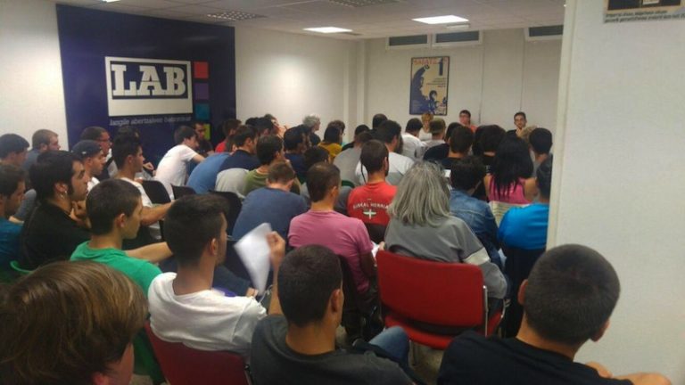 Grebarekin aurrera jarraitzea erabaki dute Arabako kirol jardueretako langileek