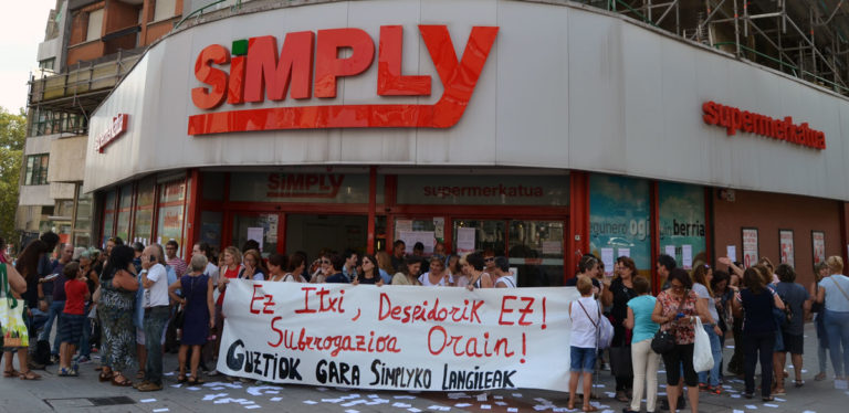 Kaleratutako garbiketako langileen subrogazioa eskatzeko mobilizazioa Simply-n