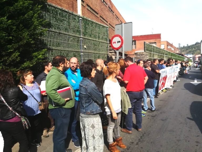 Concentraci&oacute;n convocada en Erandio con motivo del accidente laboral mortal que tuvo lugar la pasada semana.