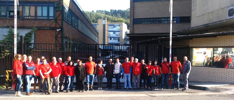 Concentración frente a la factoría de Basauri.