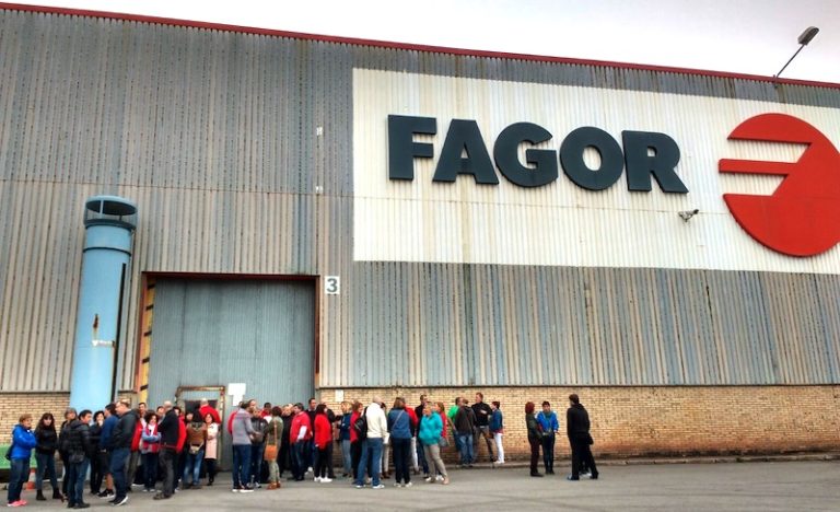 Trabajadores y trabajadoras de la f&aacute;brica de Garagartza.
