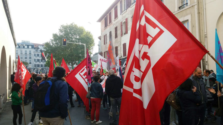 Langileek kalean jarraitzen dute Macronen erreformaren aurka