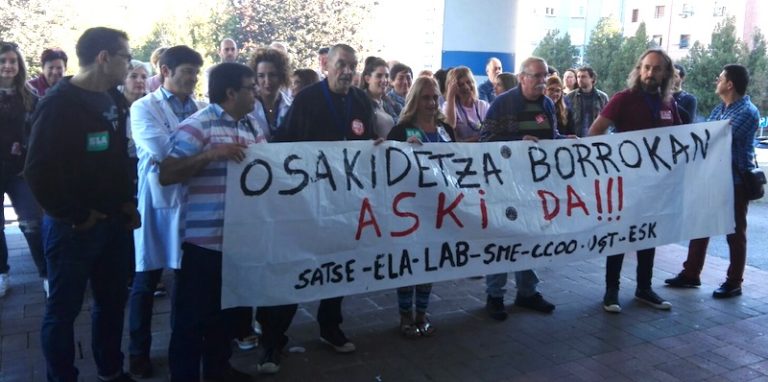 Nos hemos concentrado contra los recortes de personal y el cierre de camas en el hospital de San Eloy de Barakaldo