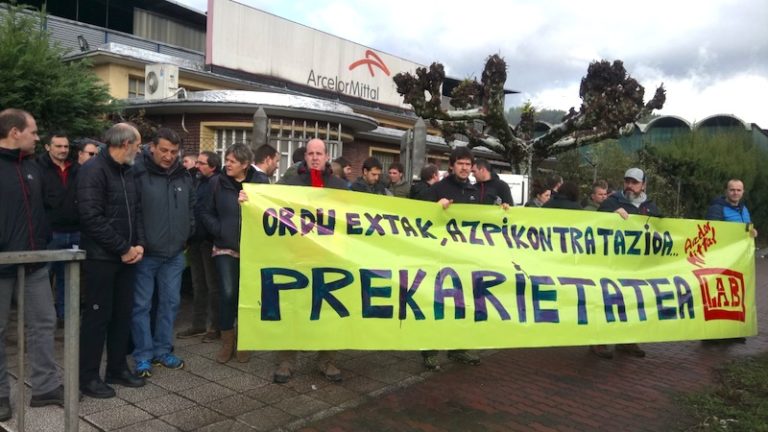 Aparteko orduak eta azpikontratazioa salatu ditugu Olaberriako Arcelorren