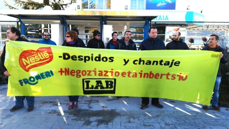 Kaleratzeak salatu ditugu Araiako Nestle-Froneri enpresaren aurrean