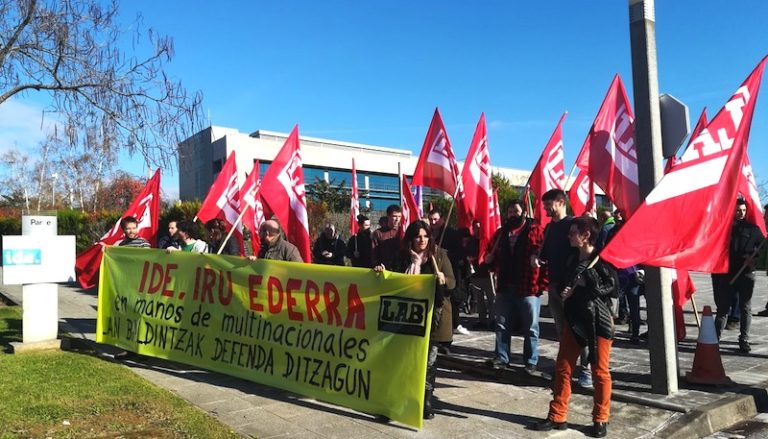“Gero eta gehiago estutzen gaituzten enpresen esku utzi gaitu Jaurlaritzak”