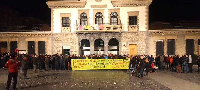 Lanpostuen defentsan mobilizatu dira Tubos Reunidos enpresako langileak