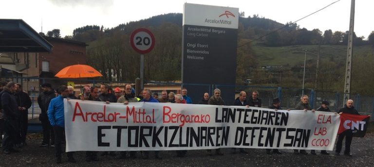 Etorkizuna bermatuko duen plan bat eskatu dute Bergarako Arcelor Mittalen