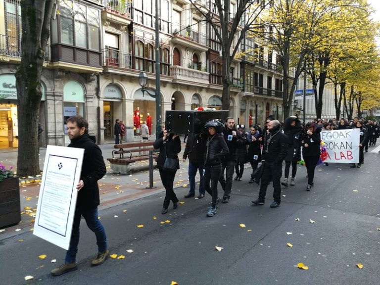 Hitzarmenaren hileta eszenifikatu dute Bizkaiko bulego eta langeletako langileek