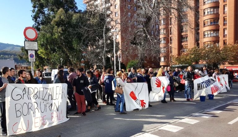 Ikasleek berriro egin dute bat garbiketako langileekin