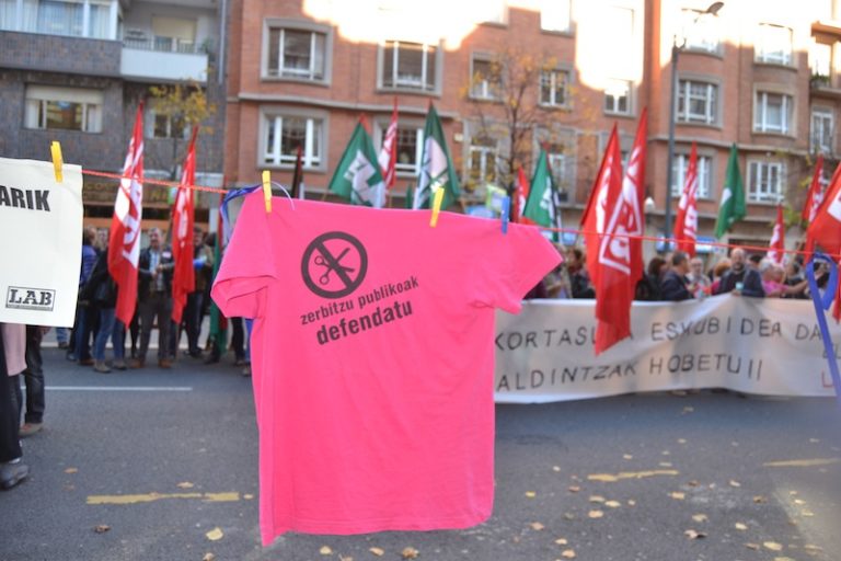 EAEko Administrazio Orokorreko eta bere erakunde autonomoetako langileek hiru orduko lanuztea egin dute