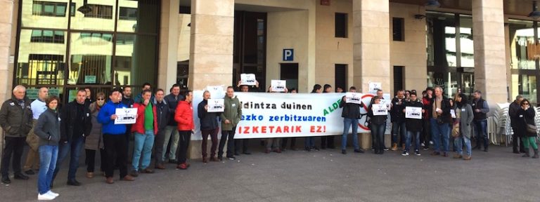 Gipuzkoako Foru Aldundiak aurreikusitako zerbitzuen murrizketak salatu dituzte autobus gidariek